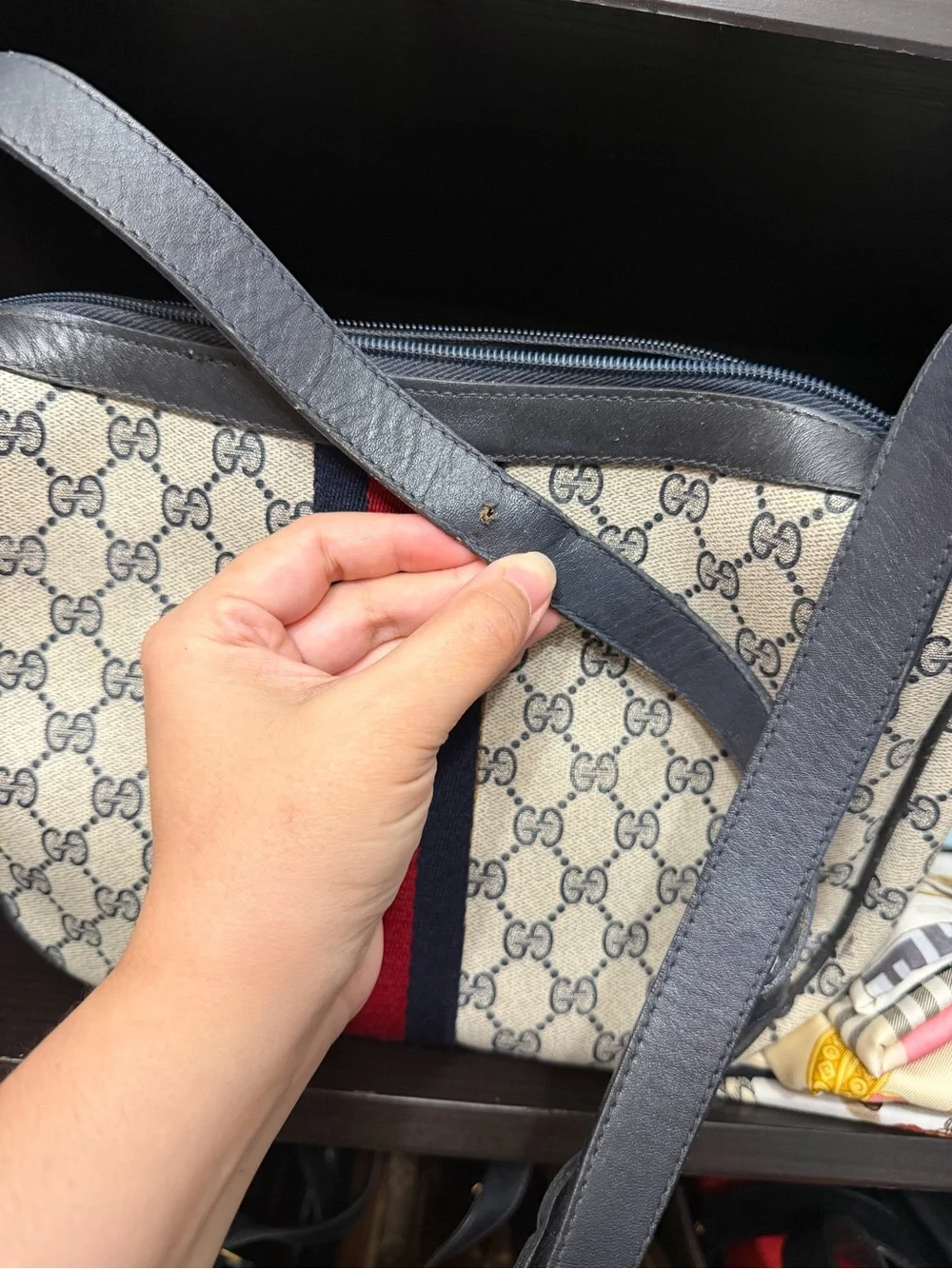 Vintage Gucci | Navy Sherry Crescent Shoulder Bag - Picture 4 of 6